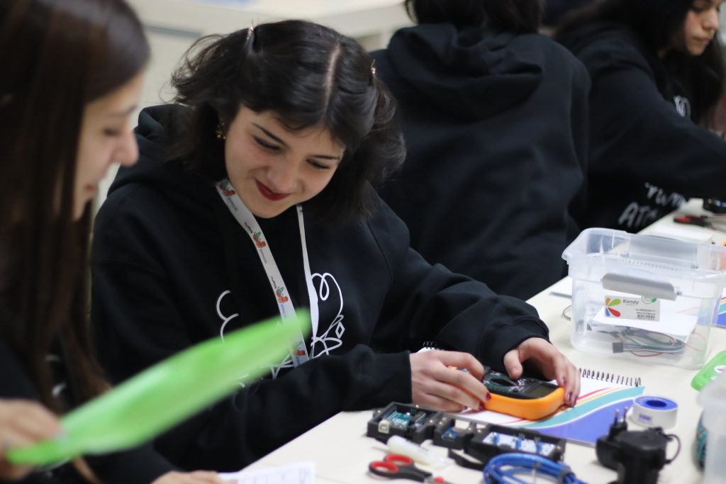 Niñas Atómicas 2026 – electrónica