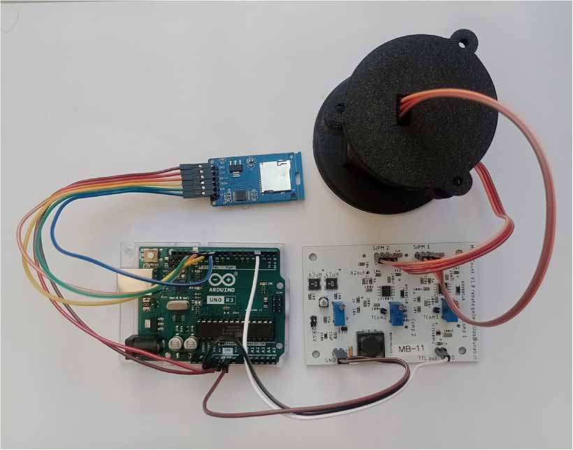 Piezas de detector construidas en el taller Niñas Atómicas