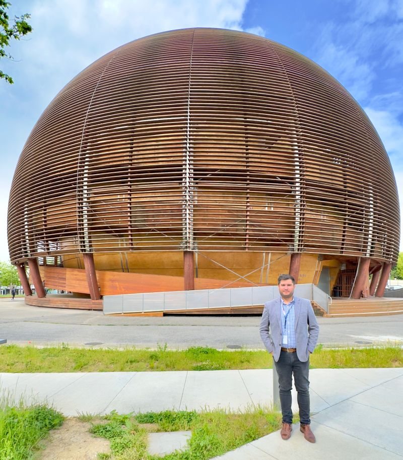 Integrante de SAPHIR frente al Globo del CERN