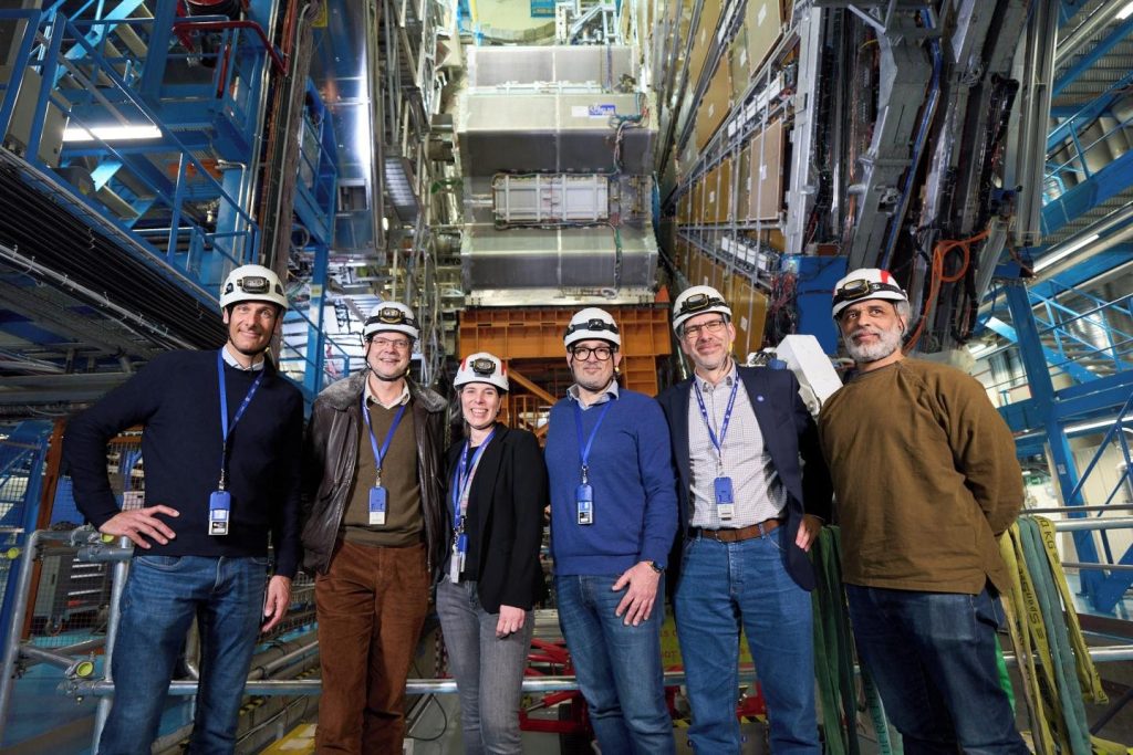 Integrantes de SAPHIR en la caverna del experimento ATLAS, CERN.