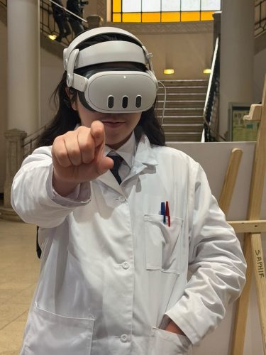Estudiante participando en la experiencia de realidad virtual