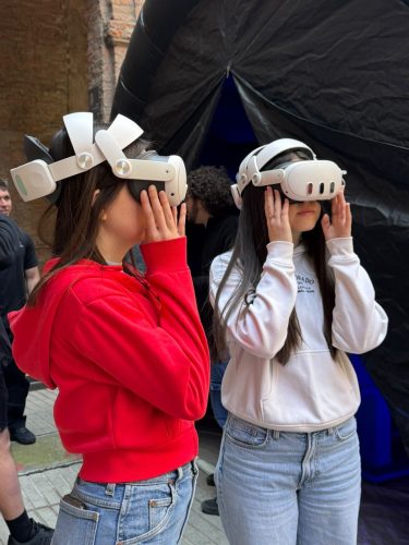 Estudiantes en la experiencia de realidad virtual