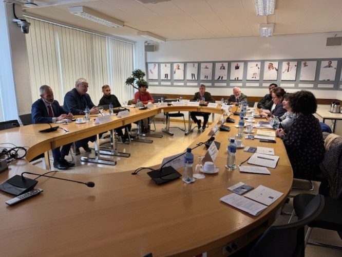 Reunión de la delegación SAPHIR en la Sala del Consejo del CERN, Ginebra.