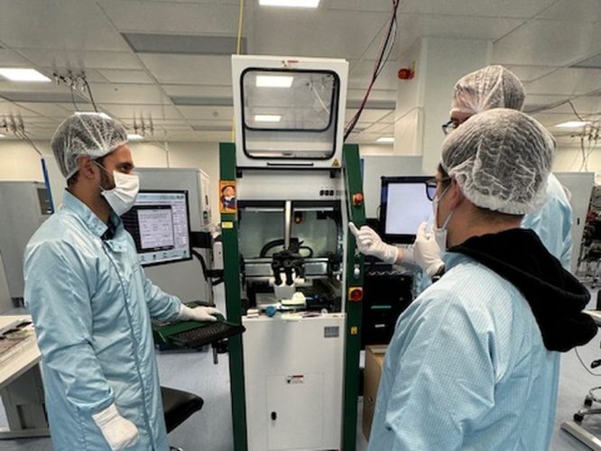 Visita a sala limpia de producción de detectores en el Reino Unido.