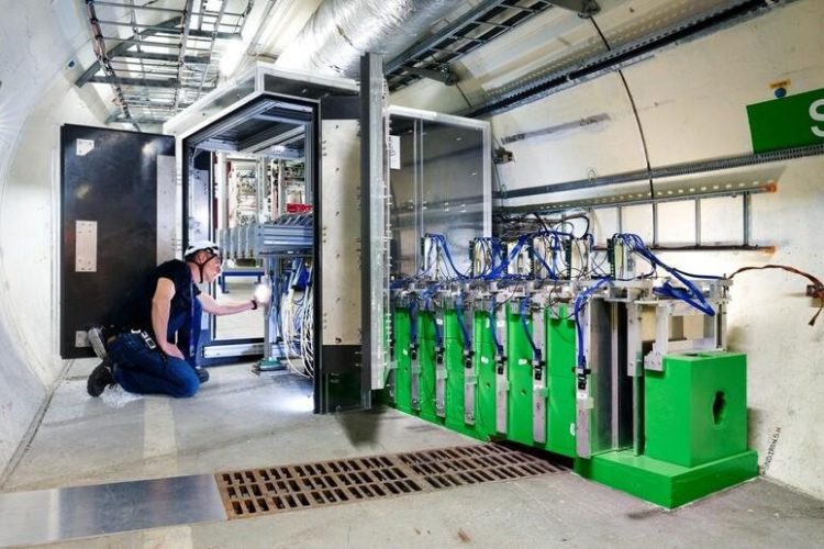 Trabajo de instalación de detectores en el CERN.
